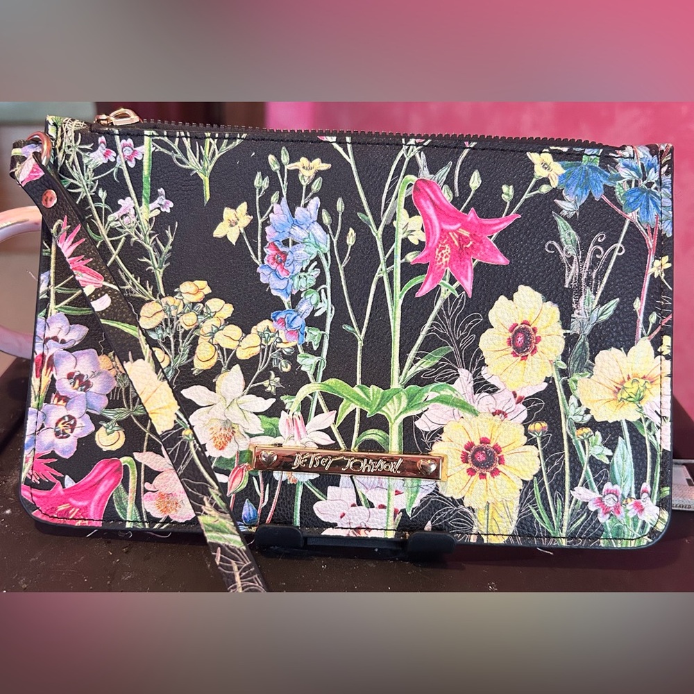 BETSEY JOHNSON FLORAL WRISTLET. EUC NO FLAWS
